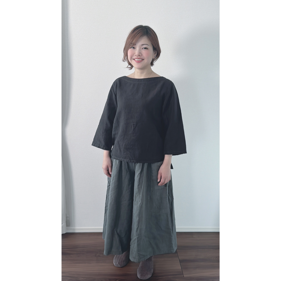 【42】銀色のボートネックシャツ［ezu（旧：リップル洋品店）］